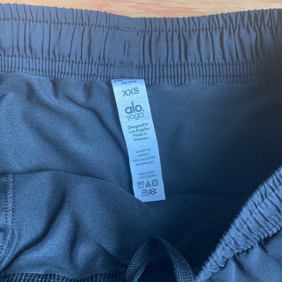 BNWT Alo Yoga: Black Stride Shorts - Black XXS - Picture 7 of 7